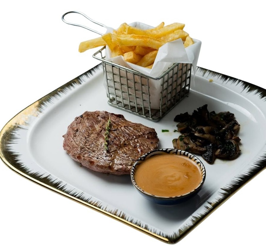 Seared lamb fillet with grilled mushrooms and mushroom sauce